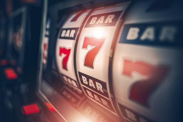 Tarung Mesin slot interface showing paylines and bet controls on gol88
